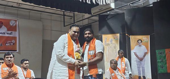 તા.૨૮/૦૪/૨૦૨૪ ના રોજ ૨૩- બારડોલી લોકસભા ચુંટણી અંતર્ગત ૧૭૦-મહુવા વિધાનસભા ભારતીય જનતા પાર્ટીની એક અગત્યની બેઠક મહુવા ગામે રાજ્ય સરકારના મંત્રી શ્રી મુકેશભાઈ પટેલ સાહેબની અધ્યક્ષતામાં રાખવામાં આવી.